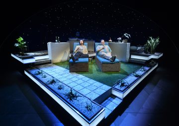 Helsingin Kaupunginteatteri – Tähtisadetta – Kuvassa Peter Ahlqvist ja Mikko Penttilä – Kuva © Tuomo Manninen