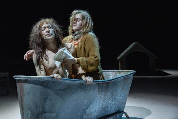 Helsingin Kaupunginteatteri – Humiseva harju – Kuvassa Markus Järvenpää ja Oona Airola – Kuva © Robert Seger