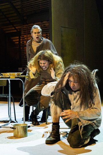 Helsingin Kaupunginteatteri – Humiseva harju – Kuvassa Matti Olavi Ranin, Markku Haussila ja Markus Järvenpää – Kuva © Robert Seger