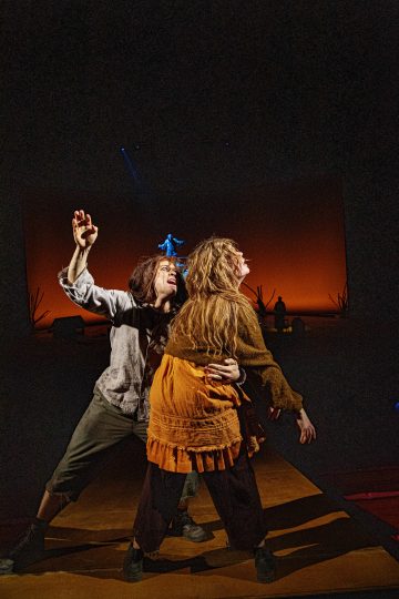 Helsingin Kaupunginteatteri – Humiseva harju – Kuvassa Markus Järvenpää ja Oona Airola – Kuva © Robert Seger