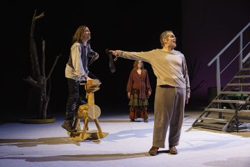 Helsingin Kaupunginteatteri – Humiseva harju – Kuvassa Markus Järvenpää, Oona Airola ja Matti Olavi Ranin – Kuva © Robert Seger