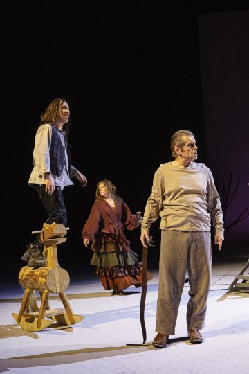 Helsingin Kaupunginteatteri – Humiseva harju – Kuvassa Markus Järvenpää, Oona Airola ja Matti Olavi Ranin – Kuva © Robert Seger