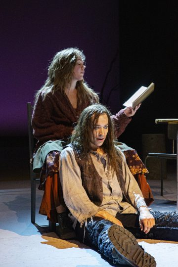 Helsingin Kaupunginteatteri – Humiseva harju – Kuvassa Markus Järvenpää ja Oona Airola – Kuva © Robert Seger