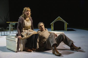 Helsingin Kaupunginteatteri – Humiseva harju – Kuvassa Leena Rapola ja Matti Olavi Ranin – Kuva © Robert Seger