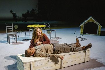 Helsingin Kaupunginteatteri – Humiseva harju – Kuvassa Matti Olavi Ranin ja Oona Airola – Kuva © Robert Seger