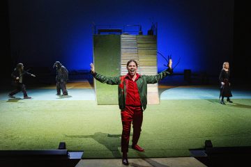 Helsingin Kaupunginteatteri – Humiseva harju – Kuvassa Markku Haussila – Kuva © Robert Seger