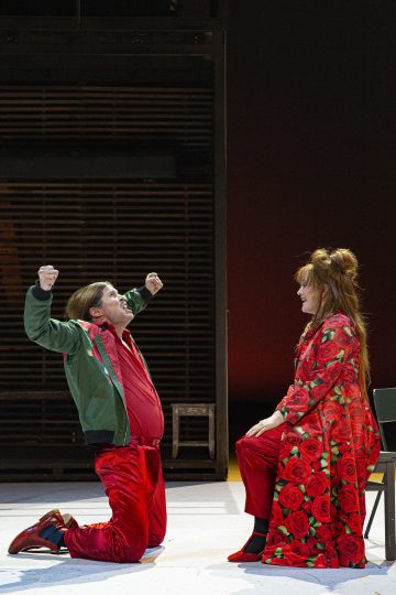 Helsingin Kaupunginteatteri – Humiseva harju – Kuvassa Markku Haussila ja Vuokko Hovatta– Kuva © Robert Seger