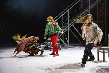 Helsingin Kaupunginteatteri – Humiseva harju – Kuvass, Oona Airola, Makku Haussila ja Markus Järvenpää – Kuva © Robert Seger