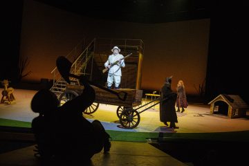 Helsingin Kaupunginteatteri – Humiseva harju – Kuvassa Markus Järvenpää, Matti Rasila, Matti Olavi Ranin, Leena Rapola – Kuva © Robert Seger