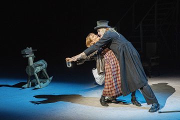 Helsingin Kaupunginteatteri – Humiseva harju – Kuvassa Leena Rapola ja Rauno Ahonen – Kuva © Robert Seger