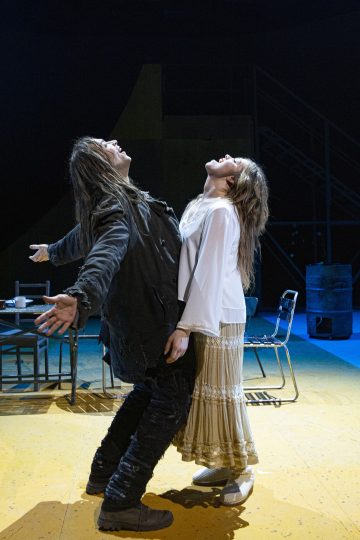 Helsingin Kaupunginteatteri – Humiseva harju – Kuvassa Markus Järvenpää ja Oona Airola – Kuva © Robert Seger