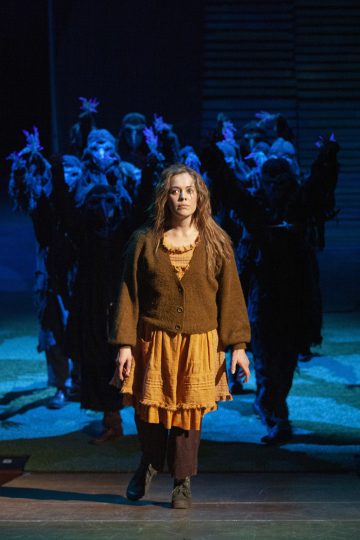 Helsingin Kaupunginteatteri – Humiseva harju – Kuvassa Oona Airola – Kuva © Robert Seger