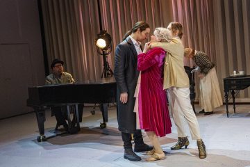 Helsingin Kaupunginteatteri – Humiseva harju – Kuvassa Mikko Helenius, Markus Järvenpää, Sonja Pajunoja, Oona Airola ja Leena Rapola – Kuva © Robert Seger