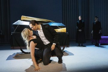 Helsingin Kaupunginteatteri – Humiseva harju – Kuvassa Sonja Pajunoja, Markus Järvenpää, Oona Airola ja Leena Rapola – Kuva © Robert Seger