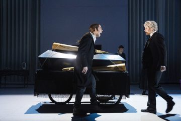 Helsingin Kaupunginteatteri – Humiseva harju – Kuvassa Markus Järvenpää ja Martti Manninen – Kuva © Robert Seger