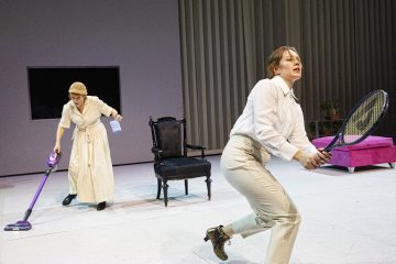 Helsingin Kaupunginteatteri – Humiseva harju – Kuvassa Leena Rapola ja Oona Airola – Kuva © Robert Seger