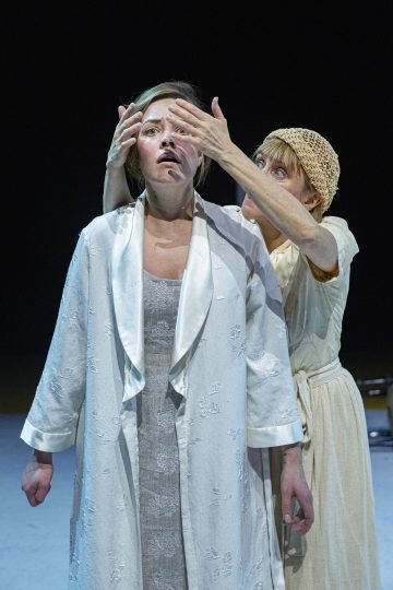 Helsingin Kaupunginteatteri – Humiseva harju – Kuvassa Oona Airola ja Leena Rapola – Kuva © Robert Seger