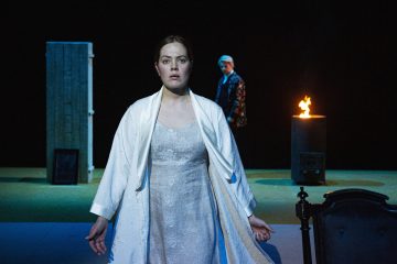 Helsingin Kaupunginteatteri – Humiseva harju – Oona Airola ja Martti Manninen – Kuva © Robert Seger