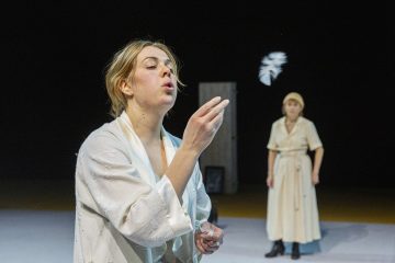 Helsingin Kaupunginteatteri – Humiseva harju – Kuvassa Oona Airola ja Leena Rapola – Kuva © Robert Seger