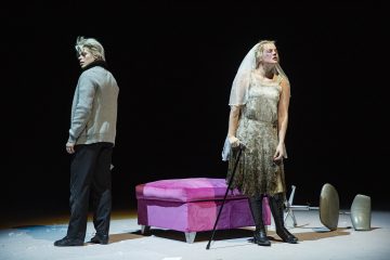 Helsingin Kaupunginteatteri – Humiseva harju – Kuvassa Martti Manninen ja  Sonja Pajunoja – Kuva © Robert Seger