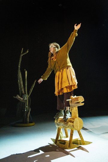 Helsingin Kaupunginteatteri – Humiseva harju – Kuvassa Oona Airola – Kuva © Robert Seger