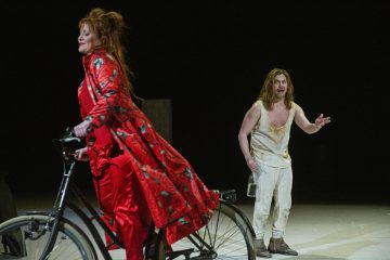 Helsingin Kaupunginteatteri – Humiseva harju – Kuvassa Vuokko Hovattla ja Markku Haussila – Kuva © Robert Seger