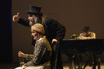 Helsingin Kaupunginteatteri – Humiseva harju – Kuvassa Leena Rapola, Rauno Ahonen ja Mikko Helenius – Kuva © Robert Seger