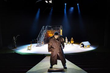 Helsingin Kaupunginteatteri – Humiseva harju – Kuvassa Matti Olavi Ranin – Kuva © Robert Seger