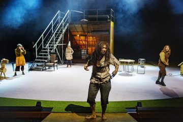 Helsingin Kaupunginteatteri – Humiseva harju – Kuvassa Markus Järvenpää, takana Oona Airola, Leena Rapola, Markku Haussila – Kuva © Robert Seger