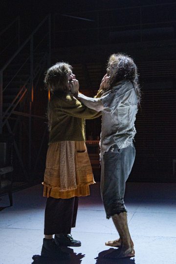 Helsingin Kaupunginteatteri – Humiseva harju – Kuvassa Oona Airola ja Markus Järvenpää– Kuva © Robert Seger