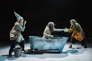 Helsingin Kaupunginteatteri – Humiseva harju – Kuvassa Leena Rapola, Markus Järvenpää ja Oona Airola – Kuva © Robert Seger