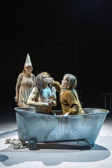 Helsingin Kaupunginteatteri – Humiseva harju – Kuvassa Leena Rapola, Markus Järvenpää ja Oona Airola – Kuva © Robert Seger