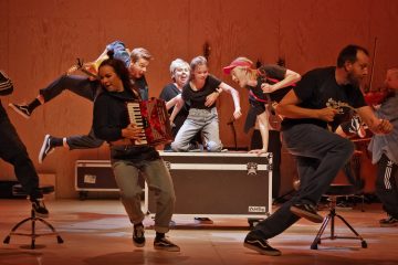 Lilla Teatern – Once – På bilden Ulriikka Heikinheimo, Alexander Wendelin, Pia Runnakko, Vilja Seivo, Santeri Helinheimo-Mäntylä, Robert Kock och Aili Järvelä – Foto  Otto-Ville Väätäinen