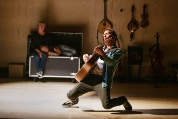 Lilla Teatern – Once – På bilden Pia Runnakko, Vilja Seivo och Tuukka Leppänen – Foto  Otto-Ville Väätäinen