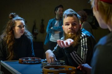 Lilla Teatern – Once – På bilden Ulriikka Heikinheimo, Tuukka Leppäen och Kalle Ruusukallio – Foto  Otto-Ville Väätäinen