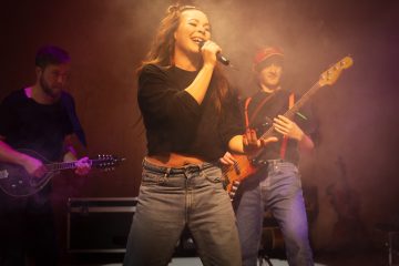 Lilla Teatern – Once – På bilden Riku Vartiainen, Ulriikka Heikinheimo, Santeri Helinheimo Mäntylä – Foto  Otto-Ville Väätäinen