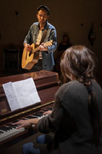 Lilla Teatern – Once – På bilden Tuukka Leppänen och Emma  Klingenberg – Foto  Otto-Ville Väätäinen