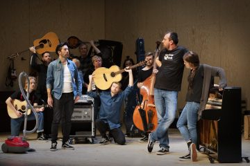 Lilla Teatern – Once – På bilden Santeri Helinheimo-Mäntylä,  Kalle Ruusukallio, Tuukka Leppänen, Aili Järvelä, Joachim Wigelius, Pia Runnakko, Alexander Ulriikka Heikinheimo, Riku Vartiainen, Robert Kock och Emma Klingenberg – Foto  Otto-Ville Väätäinen