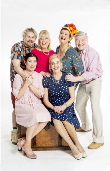 Helsingin Kaupunginteatteri – Toinen pullo cavaa – Kuvassa Aino Seppo, Eija Vilpas, takana, Joel Hirvonen,  Jaana Saarinen, Heidi Herala ja Eero Saarinen – Kuva © Robert Seger