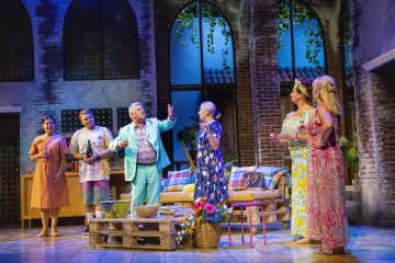 Helsingin Kaupunginteatteri – Toinen pullo cavaa – Kuvassa Aino Seppo, Joel Hirvonen, Eija Vilpas, Heidi Herala ja Jaana Saarinen – Kuva © Robert Seger