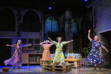 Helsingin Kaupunginteatteri – Toinen pullo cavaa – Kuvassa Jaana Saarinen, Aino Seppo, Heidi Herala ja Eija Vilpas – Kuva © Robert Seger