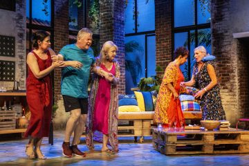 Helsingin Kaupunginteatteri – Toinen pullo cavaa – Kuvassa Aino Seppo, Eero Saarinen, Jaana Saarinen, Heidi Herala ja Eija Vilpas – Kuva © Robert Seger