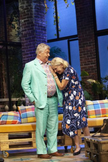 Helsingin Kaupunginteatteri – Toinen pullo cavaa – Kuvassa Eero Saarinen ja Eija Vilpas – Kuva © Robert Seger