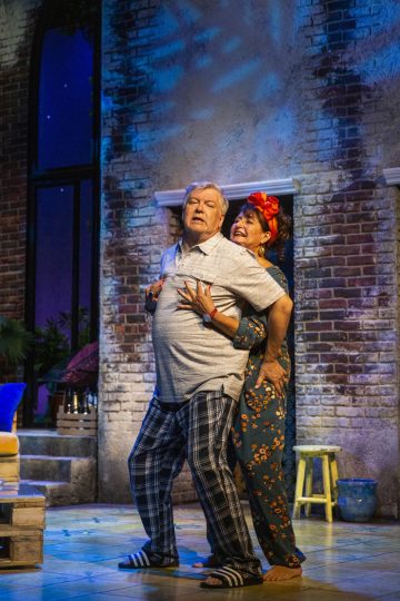 Helsingin Kaupunginteatteri – Toinen pullo cavaa – Kuvassa  Heidi Herala ja Eero Saarinen – Kuva © Robert Seger