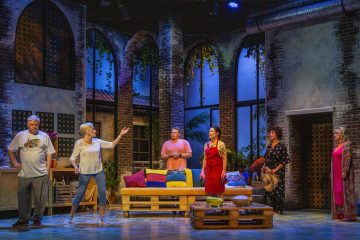 Helsingin Kaupunginteatteri – Toinen pullo cavaa – Kuvassa Eero Saarinen, Eija Vilpas, Joel Hirvonen, Aino Seppo, Heidi Herala ja Jaana Saarinen – Kuva © Robert Seger