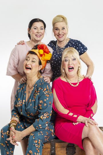 Helsingin Kaupunginteatteri – Toinen pullo cavaa – Kuvassa Heidi Herala, Jaana Saarinen, takana Aino Seppo ja Eija Vilpas – Kuva © Robert Seger