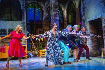 Helsingin Kaupunginteatteri – Toinen pullo cavaa – Kuvassa Jaana Saarinen, Heidi Herala, Eero Saarinen, Eija Vilpas ja Joel Hirvonen – Kuva © Robert Seger