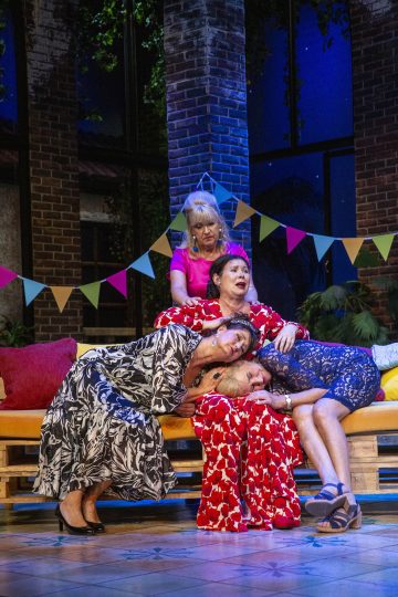 Helsingin Kaupunginteatteri – Toinen pullo cavaa – Kuvassa Heidi Herala, Aino Seppo Eija Vilpas ja Jaana Saarinen – Kuva © Robert Seger