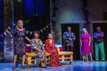 Helsingin Kaupunginteatteri – Toinen pullo cavaa – Kuvassa Eija Vilpas, Heidi Herala, Aino Seppo, Joel Hirvonen, Jaana Saarinen ja Eero Saarinen – Kuva © Robert Seger