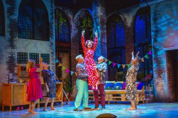 Helsingin Kaupunginteatteri – Toinen pullo cavaa – Kuvassa Jaana Saarinen,  Eija Vilpas, Eero Saarinen, Aino Seppo, Joel Hirvonen ja Heidi Herala – Kuva © Robert Seger